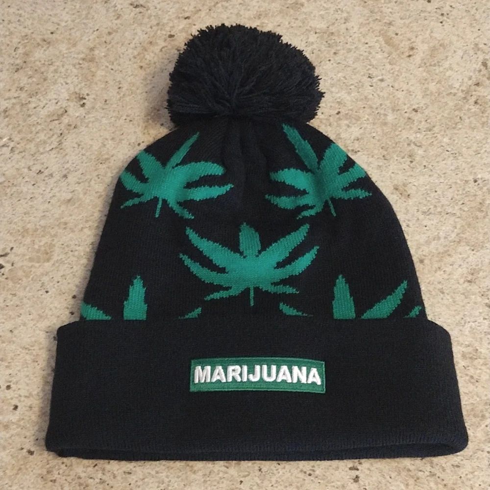 Black‎ Green Leaf Print Grunge Cuffed PomPom Knit Beanie NWOT - Picture 6 of 14